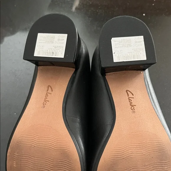 Clarks Women's Black Patent Toe Heels leather on back end of shoes - Picture 4 of 7